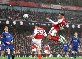 Hasil Arsenal vs Everton: Menang 2-0, Konsa dan Gabriel Jadi Penentu Dua pemain Arsenal melompat menyambut bola dalam pertandingan melawan Everton di Emirates Stadium.
