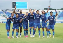 Hasil Arema FC vs Dewa United 4-0, Careca Dua Gol dan Singo Edan Bangkit Sejumlah pemain Arema FC berpose bersama dan mengangkat tangan di lapangan