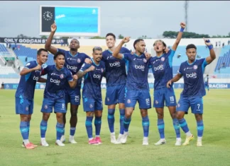 Hasil Arema FC vs Dewa United 4-0, Careca Dua Gol dan Singo Edan Bangkit Sejumlah pemain Arema FC berpose bersama dan mengangkat tangan di lapangan